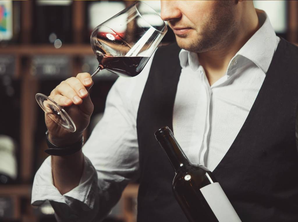 Il Fascino del Sommelier: Segreti e consigli dell’esperto